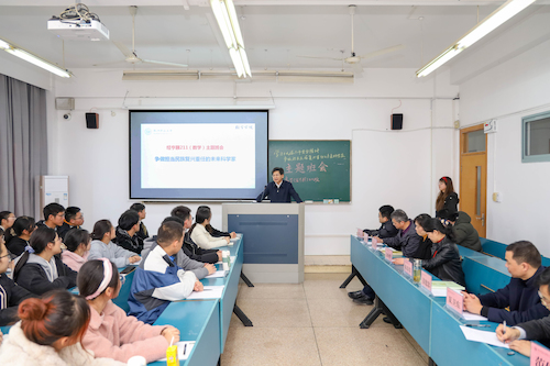 校领导参加主题班会