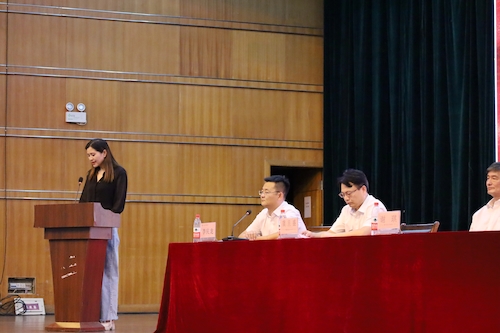 11班主任代表韩迎迎老师致辞